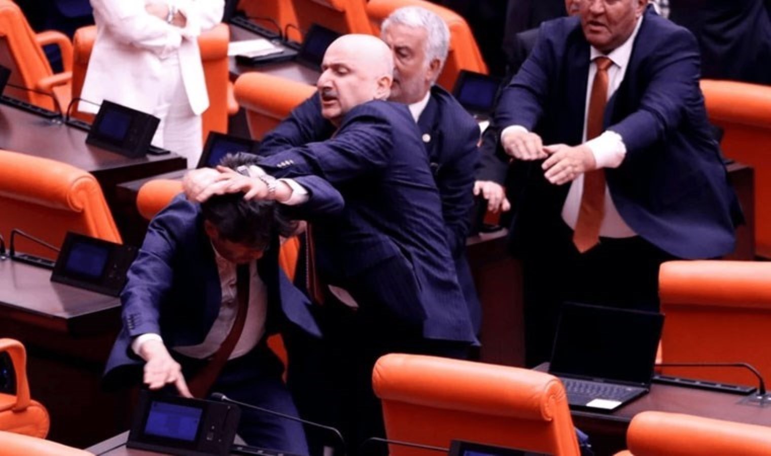 DEM Parti’den, Ali Bozan’a yumruklu saldırı sonrası AKP’ye net uyarı: Saldırganlığı siyaset biçimine dönüştürürseniz, altında kalırsınız